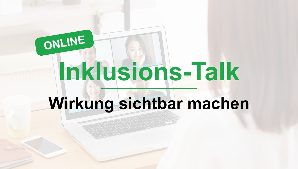 Eine Person sitzt an einem Schreibtisch und benutzt einen Laptop für ein Videogespräch mit drei lächelnden Personen. Der Text auf Deutsch lautet: ONLINE Inklusions-Talk Wirkung sichtbar machen