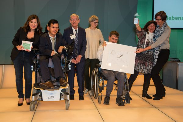 Preisträger Tirol
"Mach mit! Es geht um uns!" - Initiative für ein neues Tiroler Teilhabegesetz
Land Tirol, spectACT - Verein für politisches und soziales Tehater, wikoprevent|k
Jury: Hansjörg Hofer