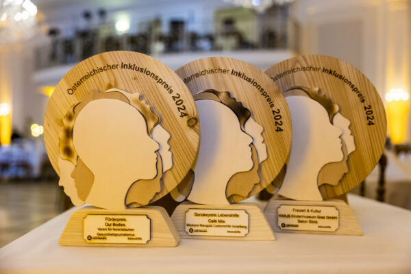 Awards des Inklusionspreises 2024 aus Holz