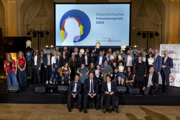 Großes Gruppenfoto des Österreichischen Inklusionspreises 2024 mit allen Preisträger*innen und Juror*innen, Minister Rauch, Minister Kocher uvm.